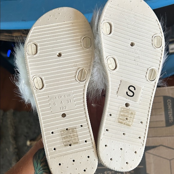 Lauren Lorraine Cream Fur Slippers - Picture 3 of 3